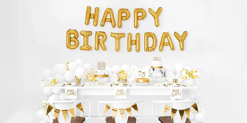 Χρυσή διακόσμηση γενεθλίων με μπαλόνια "Happy Birthday" και λευκά διακοσμητικά στο  HappyTeapot.gr.